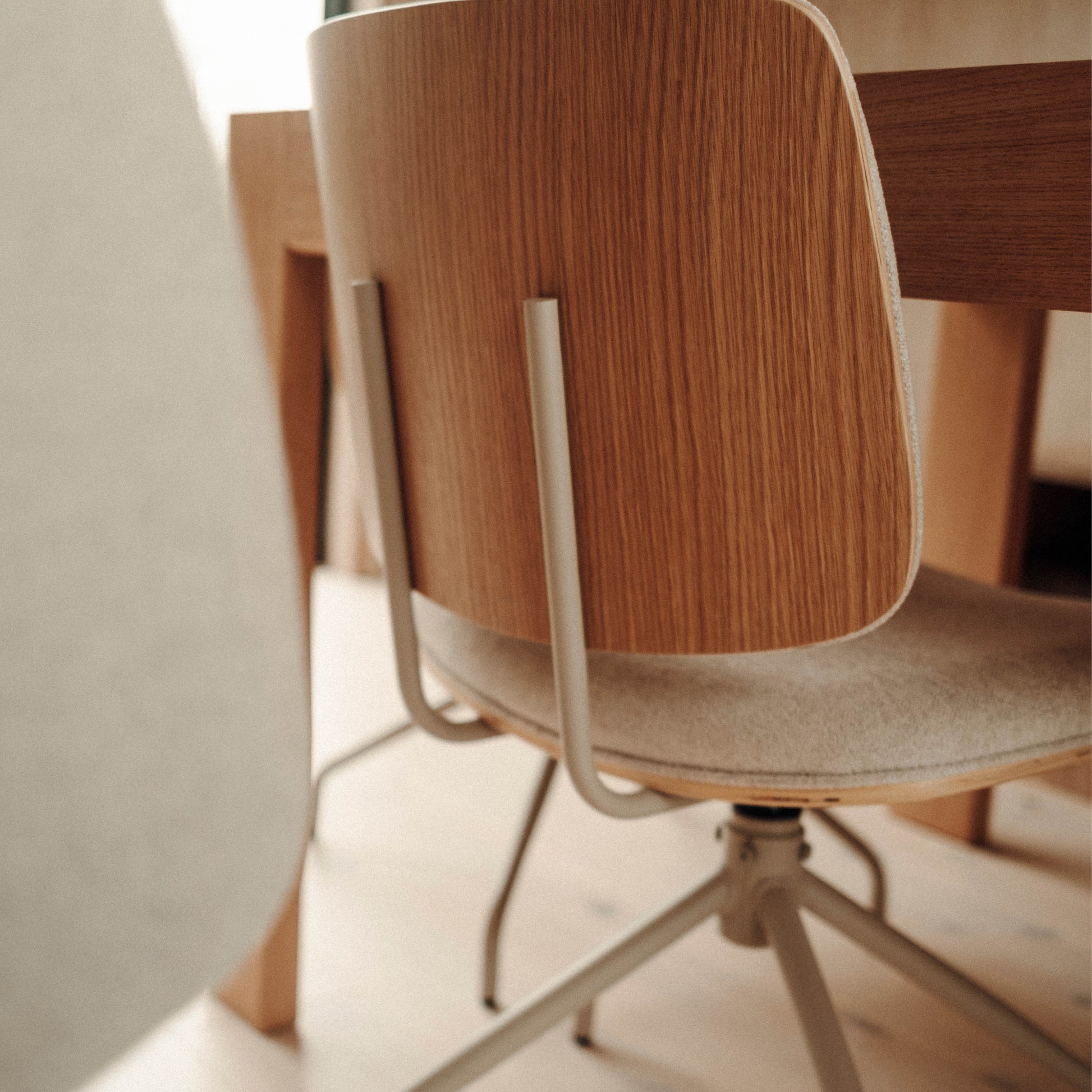 Forma spisebordsstol, Drejefunktion | Stof/Eg - Møbelkompagniet