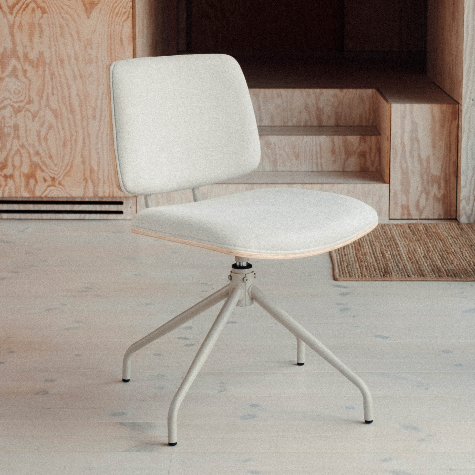 Forma spisebordsstol, Drejefunktion | Stof/Eg - Møbelkompagniet