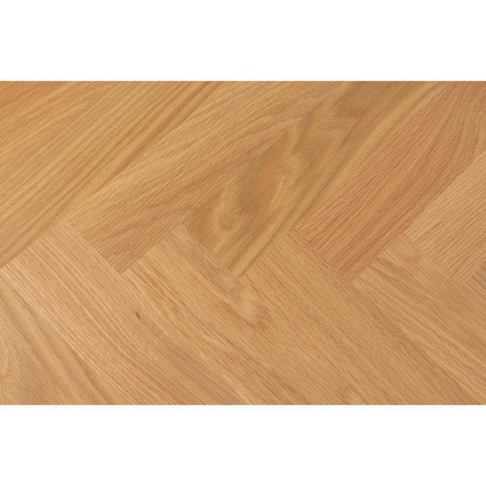 Rundt træ sofabord med sildebens mønster i fineret eg og sorte gummitræsben.