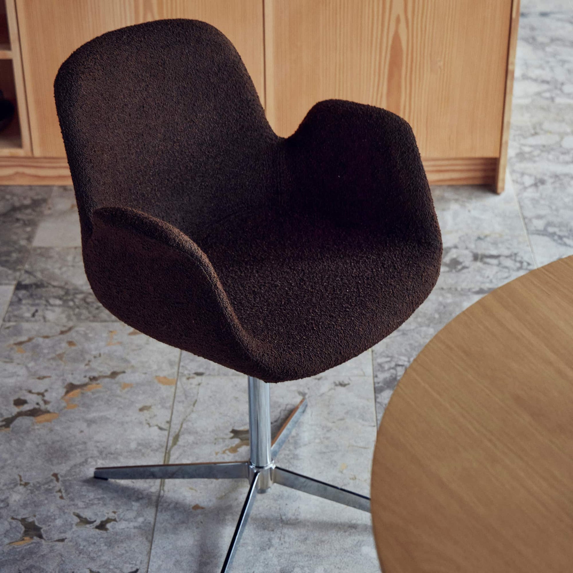 Chrome spisebordsstol, armlæn | Drejefunktion | Bouclé - Møbelkompagniet