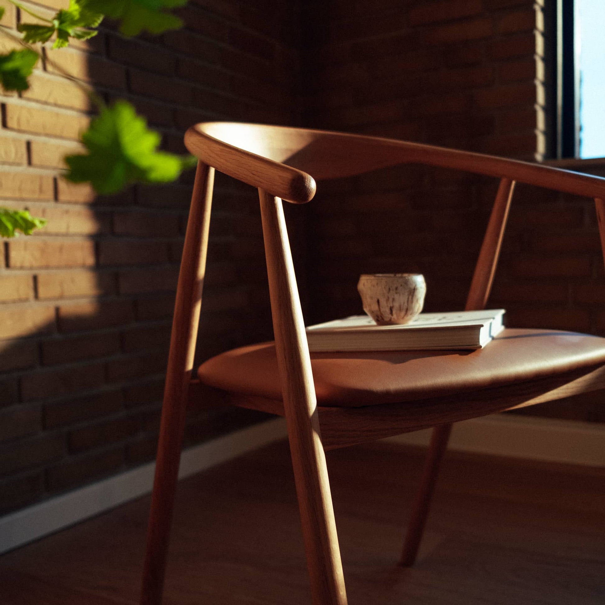 Eden spisebordsstol, Egetræ | PU læder - Møbelkompagniet