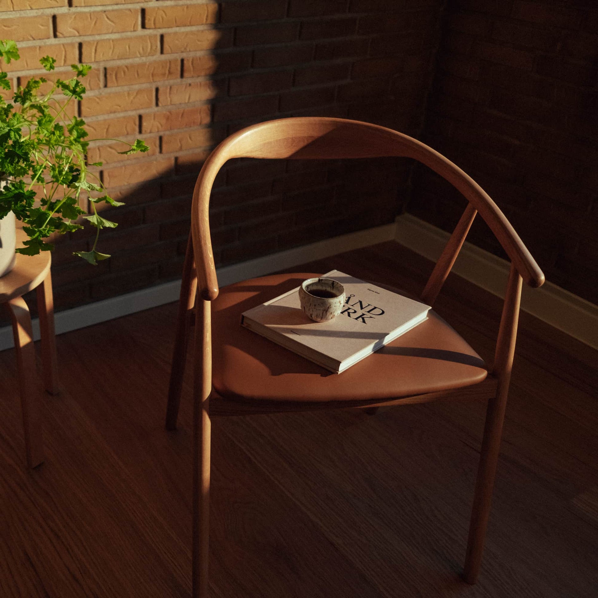 Eden spisebordsstol, Egetræ | PU læder - Møbelkompagniet