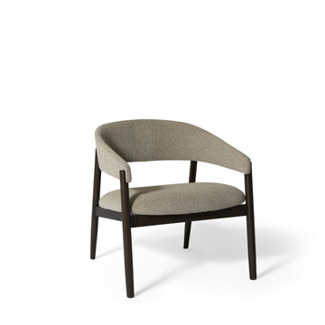 Leonora loungestol, røget egetræ | stof - Møbelkompagniet