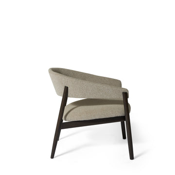 Leonora loungestol, røget egetræ | stof - Møbelkompagniet