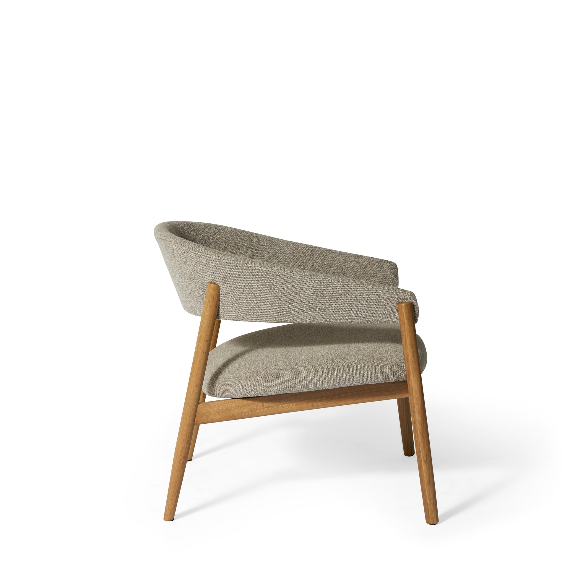 Leonora loungestol, egetræ | stof - Møbelkompagniet