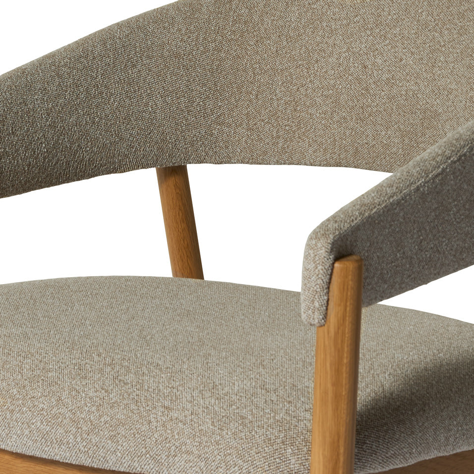 Leonora loungestol, egetræ | stof - Møbelkompagniet
