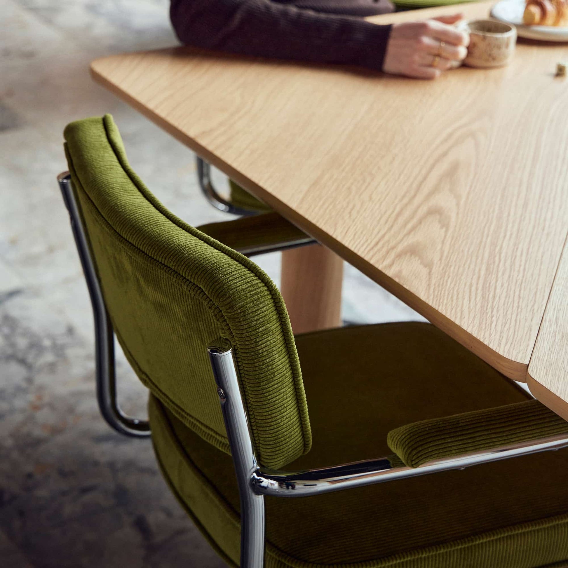 Rupert spisebordsstol, fløjl | armlæn - Møbelkompagniet