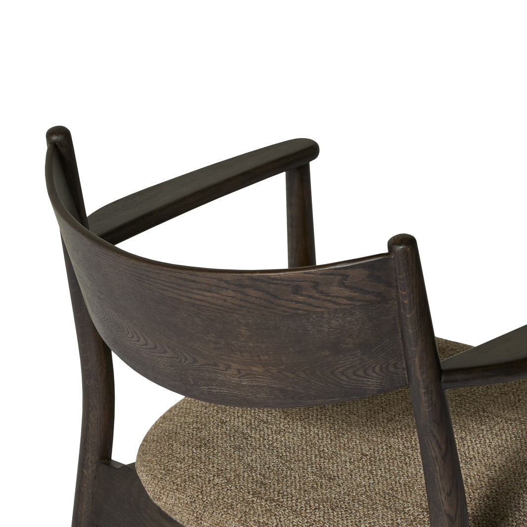 Seren spisebordsstol, røget egetræ | stof | armlæn - Møbelkompagniet