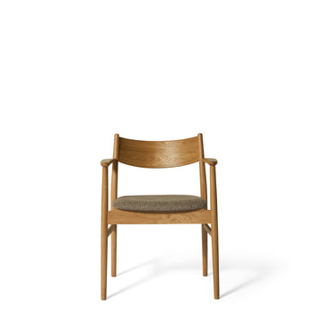 Seren spisebordsstol, egetræ | stof | armlæn - Møbelkompagniet