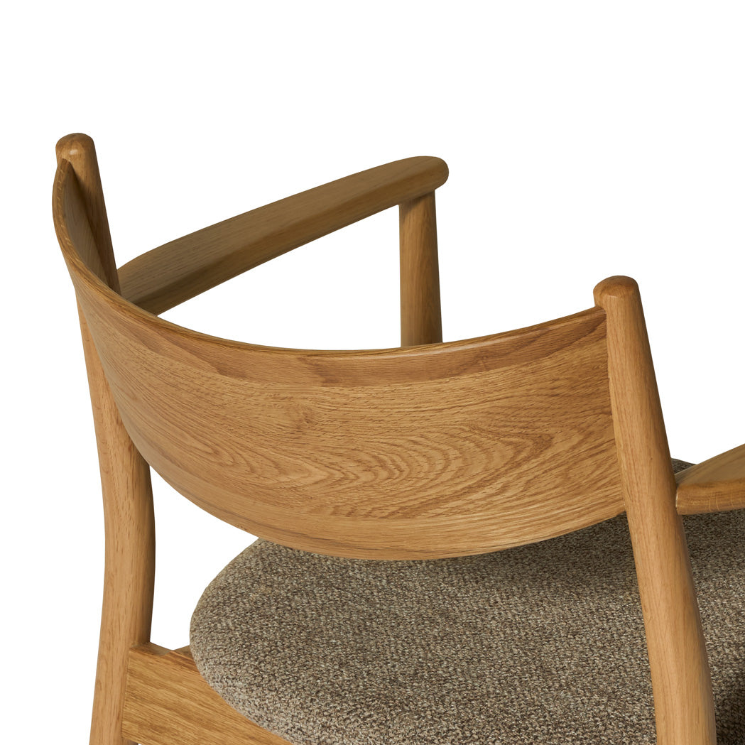 Seren spisebordsstol, egetræ | stof | armlæn - Møbelkompagniet