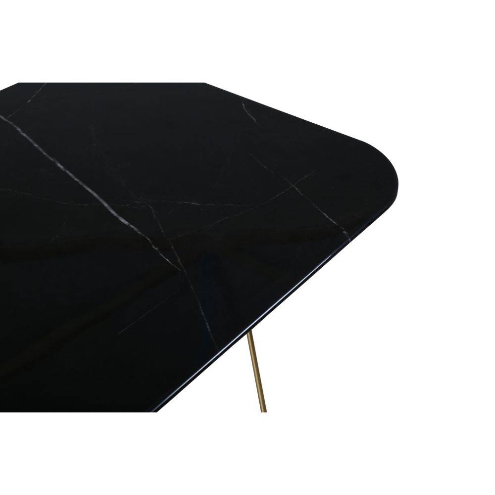 Sofabordet Tristar. Sofabord med printet marmor bordplade, messing stel og kvadratisk form med afrundede kanter.