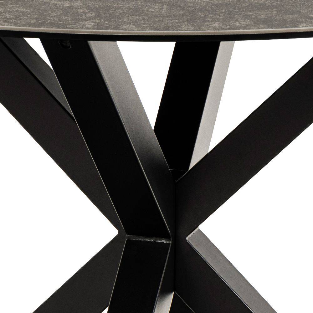 Rundt spisebord med keramisk bordplade og sort kryds formet stel i metal.