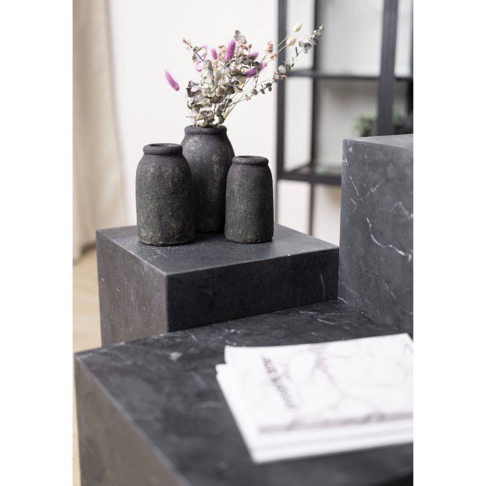 Cubic marmor piedestal, izmir sort - Møbelkompagniet