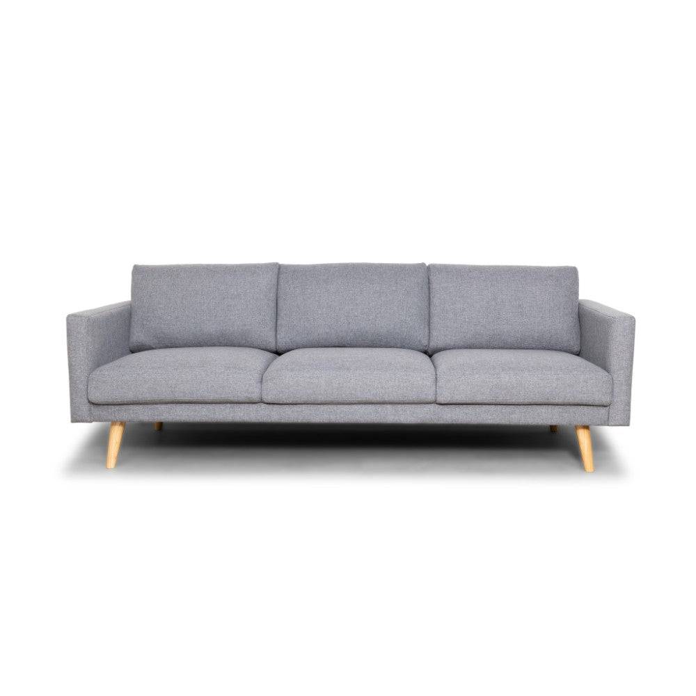 Stella - En grå tre personers sofa med sofaben i træ